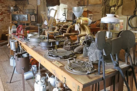 Alte Küchen und Haushaltsgeräte. Gesehen Im Heimatmuseum Varel mit Windmühle. Varel ist eine Gemeinde im Landkreis Friesland in Niedersachsen.