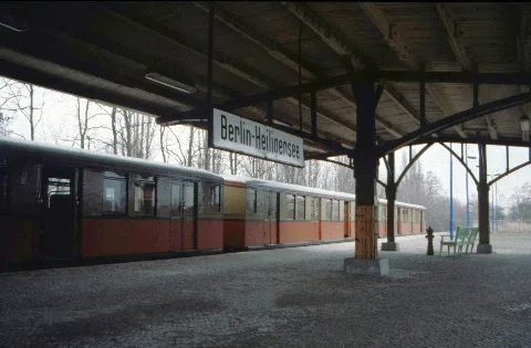 From October 1961 to January 1984, the Heiligensee S-Bahn station was the terminus for train group NII (originating from Lichterfelde Süd), which was operated by the Deutsche Reichsbahn of the GDR. The line was shut down after the BVG took over S-Bahn operations in West Berlin. In 1997, the section of the line between Tegel and Hennigsdorf was completely rebuilt, and the entire route from Lichterfelde Süd entered service in December 1998.