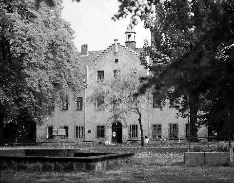 09.08.1986 DDR 9704 [08223] Falkenstein/Vogtl.: Schloß Falkenstein (GMP: 50.476789,12.369495) wurde Mitte des 19. Jahrhunderts im schlichten klassizistischen Stil anstelle einer um 1200 unter Ritter von Falkenstein errichteten Burg erbaut. Das Schloß liegt in einer kleinen Parkanlage mit altem Baumbestand dem Schloßfelsen, der als Aussichtspunkt zugänglich ist. [R19860808B06.TIF]19860809300NR.JPG(c)Blobelt