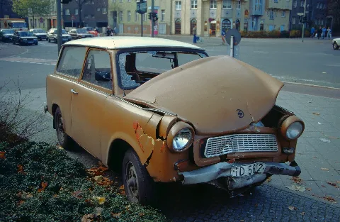 Berlin-Moabit: Abandoned Trabant (601) on Alt-Moabit street (West Berlin). Intersection of Alt-Moabit / Rathenower Str. / Paulstraße. View to the south.