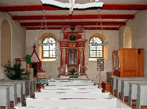 06.07.2003 16837 Dorf Zechlin (Rheinsberg), Anger 9 (GMP: 53.138198,12.782263): Spätgotische Dorfkirche, 15. Jahrhundert, später Barock überformt. Altaraufsatz 1722 von M. Kühne und Ch. L. Schlichting. Der barocke Hochaltar wurde 1960 vom Künstler Münzlinger aus Brandenburg restauriert. Das Mittelbild zeigt die Kreuzigung Christi, in der Predella ein Abendmahlsbild, flankiert von den Bildnissen der vier Evangelisten; auf dem Gesims ein Bild der Auferstehung und in der Bekrönung die Himmelfahrt. Rechts vom Altar steht eine zweite Orgel, 1981 von der Firma Sauer aus Frankfurt /Oder errichtet. [DSCN]20030706050DR.JPG(c)Blobelt