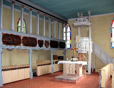 06.07.2003 16909 Fretzdorf (Wittstock/Dosse), Dorfstraße (GMP: 53.066702,12.549079): Fachwerk-Dorfkirche aus der Zeit um 1700. Die Kanzel steht frei hinter der Mensa. [DSCN]20030706320DR.JPG(c)Blobelt