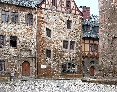 02.05.2004 99625 Beichlingen (Kölleda), Straße des Friedens: Burg Schloß Beichlingen (GMP: 51.235016,11.259749). Erstmals wurde Beichlingen 1014 als Burg in einer Schrift von Bischof Thietmar von Merseburg erwähnt. Die Burg wurde wahrscheinlich von König Heinrich I. angelegt. Das "Hohe Haus" ist als ältestes Bauteil aus dem 13. Jahrhundert. Die große Gesamtanlage stammt im Wesentlichen aus dem 16. Jahrhundert. Nach der Enteignung der gräflichen Familie von Werthern-Beichlingen nach dem II. Weltkrieg diente das Schloß in den DDR-Jahren gemeinnützigen Zwecken, meist als Bildungseinrichtung. Die Ingenieurschule für Veterinärmedizin wurde 1992 geschlossen. Seit 2001 ist das Schloß wieder in Privatbesitz. [DSCN3126.JPG]20040502100DR.JPG(c)Blobelt
