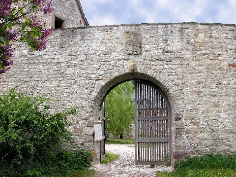 02.05.2004 99625 Beichlingen (Kölleda), Straße des Friedens: Burg Schloß Beichlingen, das Alte Tor (GMP: 51.235380,11.260950). Erstmals wurde Beichlingen 1014 als Burg in einer Schrift von Bischof Thietmar von Merseburg erwähnt. Die Burg wurde wahrscheinlich von König Heinrich I. angelegt. Das "Hohe Haus" ist als ältestes Bauteil aus dem 13. Jahrhundert. Die große Gesamtanlage stammt im Wesentlichen aus dem 16. Jahrhundert. Nach der Enteignung der gräflichen Familie von Werthern-Beichlingen nach dem II. Weltkrieg diente das Schloß in den DDR-Jahren gemeinnützigen Zwecken, meist als Bildungseinrichtung. Die Ingenieurschule für Veterinärmedizin wurde 1992 geschlossen. Seit 2001 ist das Schloß wieder in Privatbesitz. [DSCN3136.JPG]20040502170DR.JPG(c)Blobelt