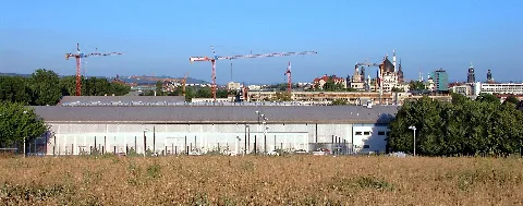 14.07.2006 01067 Dresden-Friedrichstadt: Blick vom Mount Klamotte (Trümmerberg im Ostragehege) nach Osten zur Altstadt. Im Vordergrund die Baustelle der neuen Eissporthalle (GMP: 51.062292,13.722221) an der Magdeburger Straße, die sich zunächst "Freiberger Arena" nannte, später dann Eissporthalle "ENERGIEVERBUND ARENA", dann "Joynext-Arena". [DSCN10692.TIF]20060714020DR.JPG(c)Blobelt