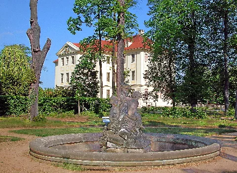 04.05.2007 01561 Zabeltitz (Großenhain), Am Park 1: Neues Palais (GMP: 51.353449,13.495867). Im Jahre 1728 schenkte Kurfürst Friedrich I. Zabeltitz dem Grafen Christian August von Wackerbarth, der das vorhandene alte Pflugk'sche Renaissanceschloß durch Johann Christoph Knöffel bis 1730 zum Palais umbauen und in dessen Hauptachse einen ausgedehnten Park mit Spiegelteich im französischen Stil, vermutlich von Longuelune, anlegen ließ. Seit 1768 befand sich das Palais im Besitz von Kurfürst Friedrich August III., der Zabeltitz dem Prinzen Xaver schenkte. Der Park zählt zu den größten und bedeutendsten Parkanlagen Sachsens. Unter Prinz Xaver kamen englische Gartenkünste zum Ausbau. Der Statuenschmuck des Parks entstand durchweg in der Zeit des Prinzen Xaver. [DSCN27842.JPG]20070504370DR.JPG(c)Blobelt