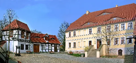 04.04.2009 04849 Bad Düben: Neuhofstraße 3: Burg Düben (GMP: 51.592162,12.580472), Landschaftsmuseum der Dübener Heide. Die Burg wird erstmals 981 genannt und besetzt einen Hügel unweit des alten Flußübergangsüber die Mulde. Zustand nach Wiederaufbau von etwa 1460. Burghof mit Wächterhaus und Haupthaus. [DSCN36011-36012.TIF]20090404185MDR.JPG(c)Blobelt