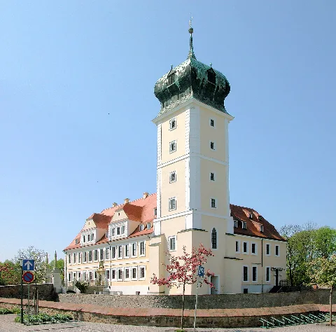 19.04.2009 04509 Delitzsch, Schloßstraße 31: Schloß (GMP: 51.523504,12.328944), Sicht von Südosten. Errichtet 1389 als gotische Burg der Markgrafen von Meißen. Im 16. Jahrhundert Umbau im Stil der Renaissance. Unter Christian I., seit 1657 Herzog von Sachsen-Merseburg, ab 1689 Umbau im Stil des Barock. Nach seinem Tode, ab 1692 bis 1735, Damenschloß der Witwe Christiane. Später kurfürstliches Amt und Offiziersquartier. [DSCN36523-36524.TIF]20090419205MDR.JPG(c)Blobelt