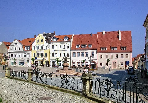 01.05.2009 04808 Wurzen: Blick zur Markt Nordbebauung mit dem Haus Markt 6 von 1676, heute Gasthof zur "Alten Brauerei (2. Haus von rechts). Davor der Ringelnatz-Brunnen (GMP: 51.369639,12.735440) dem Markt. 1983 zum 100. Geburtstag des Dichters Joachim Ringelnatz errichtet. Hier wurde er als Hans Gustav Bötticher am 07.08.1883 geboren. Gemeinschaftsarbeit der Leipziger Bildhauer Dieter Dietze und Hartmut Klopsch. Gekrönt wird der Brunnen von einem wuchtigen, auf einem Seepferdchen reitenden Klabautermann mit den Gesichtszügen des Dichters. [DSCN36982.TIF]20090501410DR.JPG(c)Blobelt