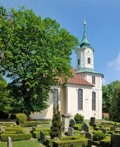 03.05.2009 04774 Schmannewitz (Dahlen), Torgauer Straße 20: Barocke Dorfkirche von 1732 (GMP: 51.397604,12.985158). Der Ratszimmermeister George Bähr, der auch die berühmte Dresdner Frauenkirche entwarf, fertigte den Riss an, nach dem die Bauleute das Gotteshaus 1731/32 als Saalkirche ausführten. Dass Bähr herangezogen wurde, ist dem wohlhabenden und gebildeten Grafen Heinrich von Bünau (1697 bis 1762) zu verdanken. Dieser war Besitzer des Ritterguts Dahlen und damit auch Kirchenpatron von Schmannewitz. Der Ratszimmermeister hatte für den Vater des Grafen das Schloss Seußlitz an der Elbe entworfen. [DSCN37136-37137.TIF]20090503265MDR.JPG(c)Blobelt