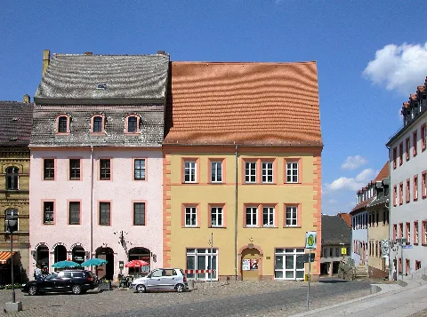 13.05.2009 04680 Colditz: V.l.n.r.: Markt 20 (GMP: 51.129786,12.806384), Markt 21, ehemaliges Kanzleihaus mit gotischem Giebel (GMP: 51.129813,12.806451). [DSCN37367.TIF]20090513195DR.JPG(c)Blobelt
