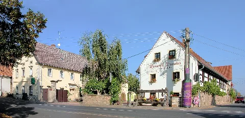 23.09.2009 01640 Sörnewitz (Coswig): Weingut Walter Schuh, Dresdner Straße 314 (GMP: 51.137030,13.520770). Sicht von der Dresdner Straße. Vor den Toren von Meißen, in Sörnewitz, gründete Walter Schuh 1990 den Familienbetrieb. Die Rebfläche wuchs in den Jahren auf rund fünf Hektar - allesamt auf Steil- und Terrassenlagen. Der Klausenberg, von dem der prämierte Regent stammt, ist Sachsens kleinste eingetragene Einzellage. Eine weitere Besonderheit - zumindest für Sachsen - ist der hohe Anteil von Rotwein: 43 Prozent der Rebfläche nehmen die Sorten Regent, Dunkelfelder und Blauer Spätburgunder ein. Das Gut ist baulich ein Dreiseithof. Der nördliche Baukörper wird zu Wohnzwecken genutzt. Über dem Portal steht die Jahreszahl 1823. Die dem Hof zugewandte Südseite ist mit Weinspalier bepflanzt. Der Südflügel mit der geschlossenen Fassade zur Straße ist vom Hof aus als Vinothek ausgebaut. Urgemütlich und rustikal ausgestattet, bietet sie vielfältige Gaumenfreuden. [DSCN39165-39166.TIF]20090923080MDR.JPG(c)Blobelt