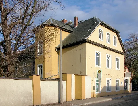 05.11.2009 01640 Coswig, Neucoswiger Straße 21: Krankenhaus Coswig: Ehemals historisches Herrenhaus des Weingut Lindenhof (GMP 51.129210,13.593005), heute Praxis und Wohnhaus. Das heutige Fachkrankenhaus Coswig geht auf ein Weingut zurück, das als Vorwerk zum Rittergut Naunhof bei Radeberg gehörte. Nach einer Beschreibung von 1783 umfasste das Anwesen ein steinernes Herrenhaus, eine Gärtnerwohnung mit Gewächshaus, ein Stallgebäude, eine Weinpresse, eine Scheune und zwei Lusthäuser. Das Herrenhaus ist erhalten geblieben. Es steht mit dem Giebel zur Coswiger Straße. Nach einer Bauinschrift wurde das Gebäude 1747 errichtet und 1896 umgebaut. Wenn das Baudatum am Herrenhaus stimmt, dann wurde das Weingut durch Rahel Friederica Freifrau von Suckow errichtet, die seit 1725 Besitzerin des Ritterguts Naunhof war. 1750 verkaufte sie das Gut an den Grafen Johann Adolf von Loß. 1796 ist Hauptmann Friedrich von Hartitzsch als Besitzer des Ritterguts Naunhof und des Vorwerks Lindenhof bezeugt. Zu Beginn des 19. Jahrhunderts wurde der Lindenhof verkauft, was wohl auch damit zu tun hatte, dass die Bedeutung des Weinbaus zurückging. 1839 wurde im Flurbuch Christian Schwedler als Eigentümer angegeben. Er veräußerte das Anwesen 1845 an Dr. med. G. Bräunlich, der hier eine Anstalt für Geisteskranke einrichtete. Diese stellte nach einigen Jahren ihren Betrieb wieder ein. Das heutige Fachkrankenhaus geht auf Dr. Pierson zurück, der auf dem Lindenhof 1891 eine "Heilanstalt für Nerven- und Gemütskranke" eröffnete. Auf dem früheren Weinberg, der zum Park umgestalte wurdet, entstanden mehrere neue Gebäude und Patientenvillen im Schweizerhausstil. 1920 ging die Einrichtung an die Landesversicherungsanstalt Sachsen über, die hier eine Tuberkuloseheilstätte betrieb und umfangreiche Erweiterungen vornahm. Noch heute wird das Gelände des Lindenhofs für die medizinische Betreuung genutzt. [DSCN40048.TIF]20091105530DR.JPG(c)Blobelt