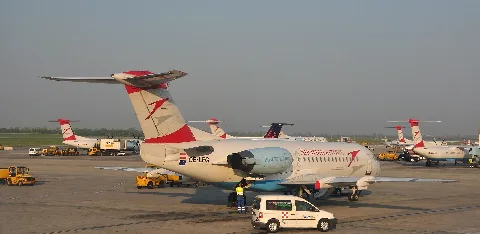2010 04 26 05 05 35 Oe Lfg Austria Flughafen Wien Schwechat