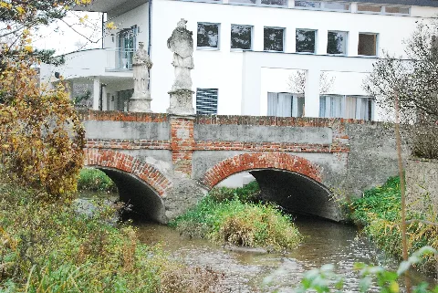 2010 11 20 0025 Achau Bruecke Johannes Nepomuk Statuen