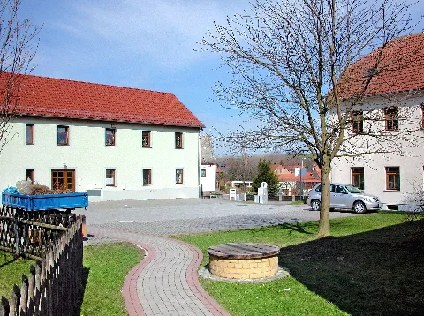 30.03.2010 04720 Mochau (Döbeln), Meißner Straße 2 / Ecke Siedlungsstraße 3 (GMP: 51.133744,13.186004): Gutshof. Heute Gemeindeverwaltung, Arztpraxis, Wohnungen und Kindergarten. Blick von Südwesten in den Hof. [DSCN40629.TIF]20100330075DR.JPG(c)Blobelt