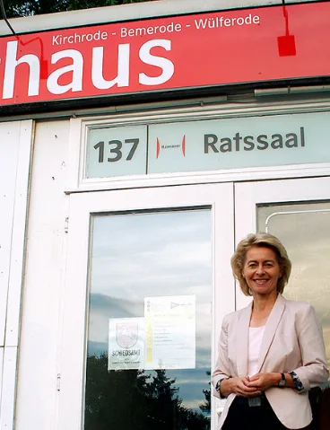 Ursula von der Leyen (CDU), 2012 Bundesminsterin für Arbeit und Soziales, in ihrem Wahlkreis Hannover-Süd (Wahlkreis 43), hier vor dem Ratssaal Bemerode, Brabeckstraße 137 ...