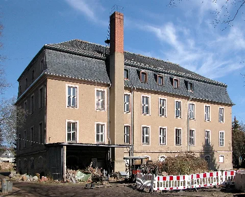16.03.2012 09648 Ringethal (Mittweida), Hauptstraße 8: Schloß Ringethal (GMP: 51.004945,12.99948). Um 1450 errichteten die Herren von Hain nahe der Dorfkirche eine Wasserburg, an der sich heute das Schloß erhebt. 1742 ließ der sächsische Kammer- und Bergrat Hans Christoph von Poigk das barocke Schloß errichten. Die Familie von Poigk verkaufte das Rittergut an den Grafen Christoph Friedrich von F1emming. 1789 folgten die Freiherren von Racknitz. 1861 erwarb Herrmann Otto Ludwig von Schroeter (1821-1912) das 174 Hektar große Rittergut. 1912 ging das Gut an seine Erben über, die es 1935 verkauften. Die Rittergutsbesitzer sind in einem Erbbegräbnis an der Westseite der Dorfkirche beigesetzt. Nach der Auflösung des Ritterguts 1945 wurde im Schloß eine Schule eingerichtet, die 1996 geschlossen wurde. Seither steht das Schloß leer. [DSCNn3216.TIF]20120316285DR.JPG(c)Blobelt