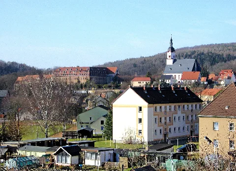 16.03.2012 09306 Wechselburg: Über der Zwickauer Mulde, die Wechselburg in großem Bogen umfließt, liegen auf einem Bergrücken das Schloß (GMP: 51.004385,12.771294) und die Stiftskirche, die zusammen mit der vorgelagerten evangelischen Pfarrkirche St. Otto (GMP: 51.004706,12.772807) das Ortsbild beherrschen. Wechselburg hieß ursprünglich Zschillen. Unter diesem Namen gründete Graf Dedo von Groitzsch (um 1130-1190), der Sohn des Markgrafen Konrad von Meißen (1098. 1157), vor 1168 ein Augustiner-Chorherrenstift. 1278 wurde das Kloster dem Deutschen Ritterorden übertragen. Die Stiftskirche, erbaut zwischen 1160 und 1180, ist eines der bedeutendsten romanischen Bauwerke in Sachsen. Da die mittelalterlichen Bebauung den repräsentativen Ansprüchen der 1700 in den Grafenstand erhobenen Familie nicht mehr genügte, errichtete Graf Carl Heinrich II. von Schönburg (1729-1800) nach der Mitte des 18. Jahrhunderts eine barocke Schloßanlage. Die Planung übernahm der Freiberger Architekt Johann Gottlieb Ohndorff (1702-1773). [DSCNn3265.TIF]20120316382DR.JPG(c)Blobelt