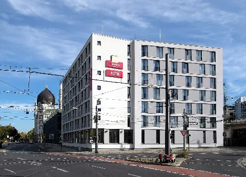 17.10.2012 01067 Dresden-Friedrichstadt: "L Hotel Dresden Altstadt (GMP: 51.057689,13.725394), Weißeritzstraße / Ecke Friedrichstraße, postalisch Magdeburger Straße 1A. An der Stelle des Hotels stand bis zum Abriß (ab Dezember 2004) im Jahre 2005 das Dresdner Kühlhaus. Dieses erstreckte sich zwischen der Weißeritzstraße und dem Bahndamm auf der gesamten Länge zwischen der Friedrichstraße und der Magdeburger Straße. Auf dem südlichen Ende der Abbruchfläche des Kühlhauses, also zur Friedrichstraße / Ecke Weißeritzstraße hin, wurde das "L Hotel Dresden Altstadt" errichtet, das 2012 steht. Eigentlich steht es nicht an der in der Anschrift genannten Magdeburger Straße 1A. Man hat diese Anschrift aber wohl deshalb gewählt, weil die PKW-Anfahrt vor dieser Seite aus direkt ins Parkhaus erfolgen kann, während vor den eigentlichen Fassaden zur Weißeritzstraße und zur Friedrichstraße keine Parkmöglichkeiten bestehen. Links hinter dem Parkhaus steht die Yenidze. [SAM2147.JPG]20121017115DR.JPG(c)Blobelt