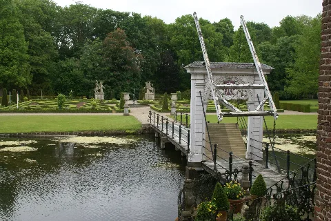 2013.06.01.110330 Brücke Garten Burg Anholt Isselburg