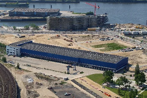 Projekt Heißluftballon Rest des Hauptgüterbahnhofs (soll für den Lohsepark abgerissen werden), dahinter die Baustelle der HafenCity-Universität, links oben (hinter dem Baakenhafen) der Schuppen 29