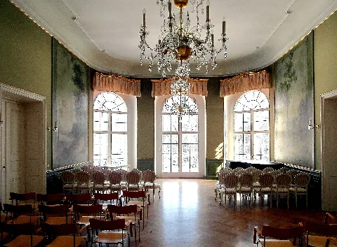 14.03.2013 01768 Reinhardtsgrimma (Glashütte), Schloßgasse 2 (GMP: 50.893047,13.757044): Schloß, Barockbau (1767) von J. F. Knöbel. Festsaal im Obergeschoß. [SAM5579.JPG]20130314310DR(c)Blobelt
