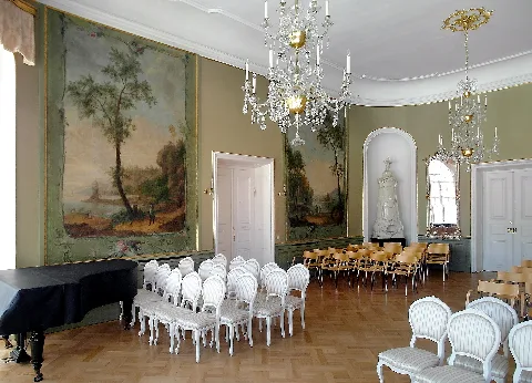 14.03.2013 01768 Reinhardtsgrimma (Glashütte), Schloßgasse 2 (GMP: 50.893047,13.757044): Schloß, Barockbau (1767) von J. F. Knöbel. Festsaal im Obergeschoß.[SAM5587+5589.JPG]20130314320MDR(c)Blobelt