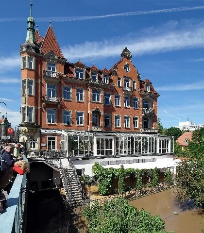 05.06.2013 01309 Dresden-Blasewitz: Cafe Toscana, Schillerplatz 7 (GMP: 51.052766,13.808120) beim Hochwasserpegel der Elbe von ca. 8,40 m. [SAM7024+7026.JPG]20130605075MDR.JPG(c)Blobelt