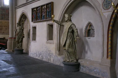 2014.06.21.112643 Statues Interior Stiftskirche Münstermaifeld
