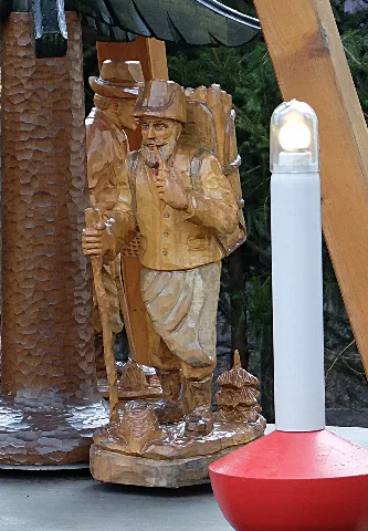 2014 12 Aussenpyramide In Jahnsbach Figur 2 (Holzsammler)