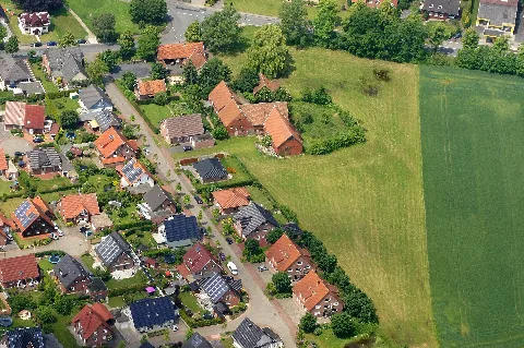Luftaufnahme von Hoetmar, Stadt und Kreis Warendorf, NRW, mit der alten Stellmacherei. Die Aufnahme entstand während des Münsterland-Fotoflugs am 1. Juni 2014. Hinweis: Die Aufnahme wurde aus dem Flugzeug durch eine Glasscheibe hindurch fotografiert. This file was uploaded with Commonist.