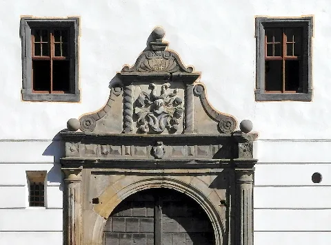 27.03.2017 02779 Hainewalde (Großschönau) Weinberg 2 / Ecke Kleine Seite: Altes Renaissanceschloß, erbaut 1564 unter Christoph von Nostitz. Nur das Torhaus (GMP: 50.915462,14.709176) ist von der Vierflügelanlage noch erhalten. Heute Wohnhaus in Privatbesitz. Sicht von Südwesten. [SAM8957.JPG]20170327135DR.JPG(c)Blobelt