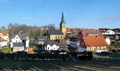 03.12.2017 09627 Hilbersdorf (Bobritzsch-Hilbersdorf): Blick vom Hüttensteig nach Südosten zur evangelischen Dorfkirche (GMP: 50.910975,13.392068). Heutiger Bau nach Brand von 1639 im Jahre 1642 neu errichtet. Rechts der Kirche der rote Hausgiebel mit dem Krüppelwalmdach ist der Dorfgasthof (heute: „bei Zwillings Hotel & Restaurant), Alte Hauptstraße 18 (GMP: 50.910636,13.392245). Davor das Dorfhaus mit dem roten Satteldach ist Untere Gasse 15 (GMP: 50.910215,13.391812). [SAM3141+3143.JPG]20171203170MDR.JPG(c)Blobelt
