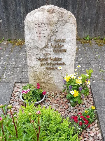 2018 05 19 Vatter Grabstein