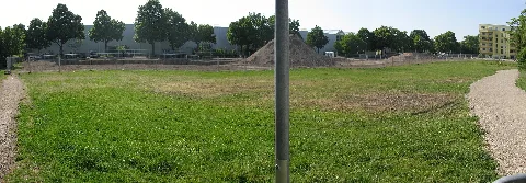 Wohnsiedlung Schildacker (frühere ECA-Siedlung) in Freiburg-Haslach, Blick zur Neuenburger Straße, dahinter der Baumarkt Bauhaus
