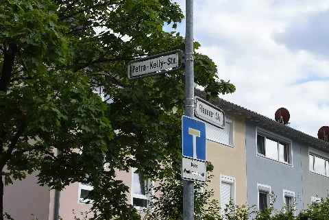 Straßenschilder an der Einmündung der Petra-Kelly-Straße in die Plauener Straße in Hannover-Vahrendheide