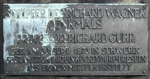 25.08.2021 01796 Graupa (Pirna): Richard-Wagner-Büste (GMP: 50.999149,13.921461) am Jagdschloß Raupenberg, Tschaikowskiplatz 9. Südwestlich vom Schloß steht auf einer Stele eine Richard-Wagner-Büste des Bildhauers Richard Guhr mit dieser Inschrift. [SAM4993.JPG]20210825120DR.JPG(c)Blobelt