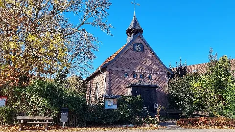 Am späten Mittag des 1. November 2022 beschien die Sonne noch zwei Seiten der selben Kapelle in Benthe ...