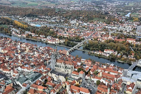 Historischer Stadtkern von Regensburg mit dem Regensburger Dom, im Hintergrund der Stadtteil Stadtamhof; Regensburg, Oberpfalz, Bayern