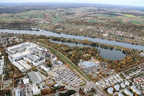 Gewerbegebiet Wernerwerkstraße, Westbad (rechts), auf der anderen Flussseite Kneiting (links) und Oberwinzer (rechts); Regensburg, Oberpfalz, Bayern