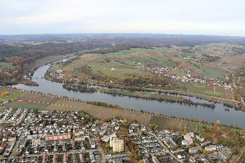 Der Fluss Naab (links) mündet in die Donau. Prüfening (unterer Bildrand), Mariaort (Bildmitte links), Kneiting (Bildmitte rechts); Regensburg, Oberpfalz, Bayern