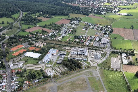 TC Postkeller (links), OTH Weiden, FOS Weiden, dahinter das Wohngebiet Rennerhöhe, am oberen Bildrand Schirmitz; Weiden in der Oberpfalz, Bayern