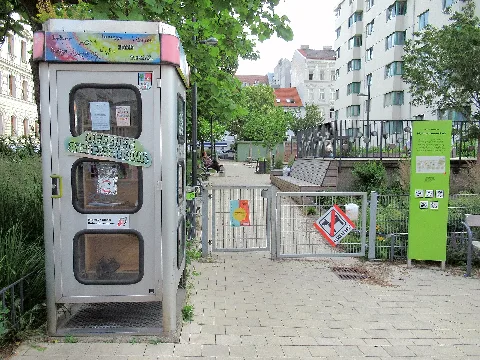 Öffentliche Bücherzelle (Telefonzelle) beim Wanda-Lanzer-Park an der Ecke Phorusgasse/Leibenfrostgasse in Wien-Wieden