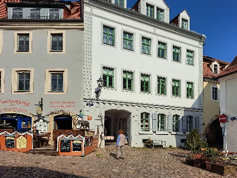 Meißen ist die Kreisstadt des gleichnamigen Landkreises im Freistaat Sachsen, hat mehr als 29.000 Einwohner und trägt den Status Große Kreisstadt. International berühmt ist die Mittelstadt Meißen für die Herstellung des Meissener Porzellans, das als erstes europäisches Porzellan seit 1708 hergestellt wird. Der Name der Stadt mit Doppel-S („Meissen“) ist ein eingetragenes Markenzeichen der Staatlichen Porzellanmanufaktur Meissen. Buildings in Meißen