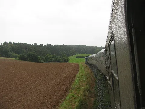 am Wochenende 12./13. September 2015 wurde auf der Bahnstrecke Frankenberg - Korbach anlässlich der Eröffnung der Unteren Edertalbahn ein Streckenfest gefeiert, dabei wurden viele verschiedene Lokomotiven vor zahlreichen Sonderzügen eingesetzt: die 212 376-8 zieht einen Zug aus Silberlingen bei Birkenbringhausen nach Frankenberg