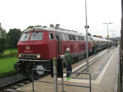 am Wochenende 12./13. September 2015 wurde auf der Bahnstrecke Frankenberg - Korbach anlässlich der Eröffnung der Unteren Edertalbahn ein Streckenfest gefeiert, dabei wurden viele verschiedene Lokomotiven vor zahlreichen Sonderzügen eingesetzt, einige Züge fuhren auch nach Marburg und wendeten dort: hier steht eine D-Zug-Kombination mit der Diesellok 218 387-9 im Bahnhof von Münchhausen zur Fahrt nach Frankenberg