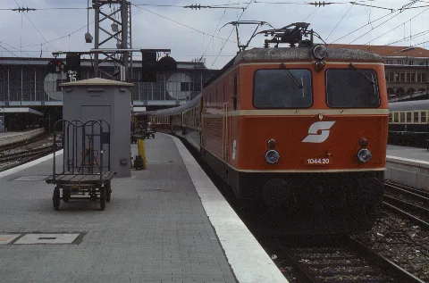 30.07.85 Munchen Hbf Öbb 1044.20 (12488955244)
