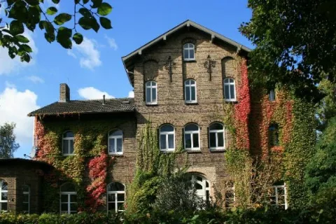49 Empfangsgebäude Bahnhof, Moltkeplatz 1 (Willich)
