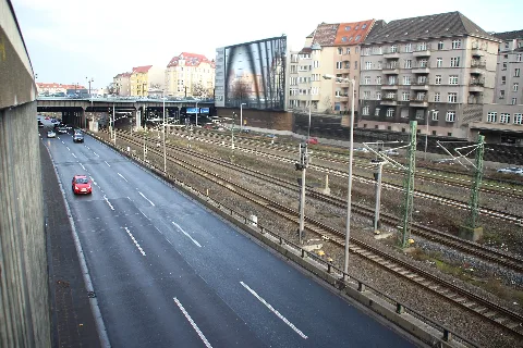 Berliner Stadtautobahn A100 in Berlin-Charlottenburg, Bezirk Charlottenburg-Wilmersdorf und die Gleise der Ringbahn unmittelbar nördlich des S-Bahnhofes Messe Nord/ICC. Im Hintergrund ist der Kaiserdamm als Brücke über die Autobahn und die Ringbahn zu sehen. Fotografiert wurde vom Dresselsteg, einer Fußgängerbrücke am S-Bahnhof Messe Nord/ICC. Der Blick ist nach Norden gewandt.